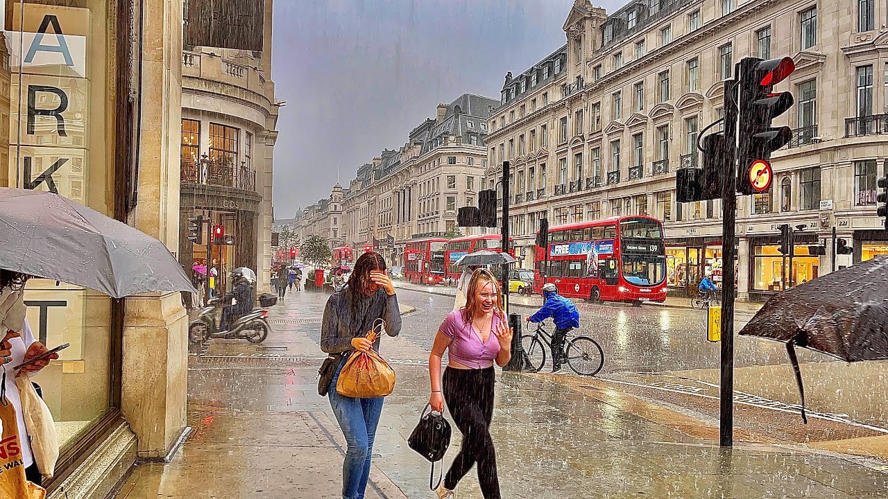 Central London In HEAVY RAIN Showers 🌧🌧London Summer Walk- August 2021[4k HDR]
