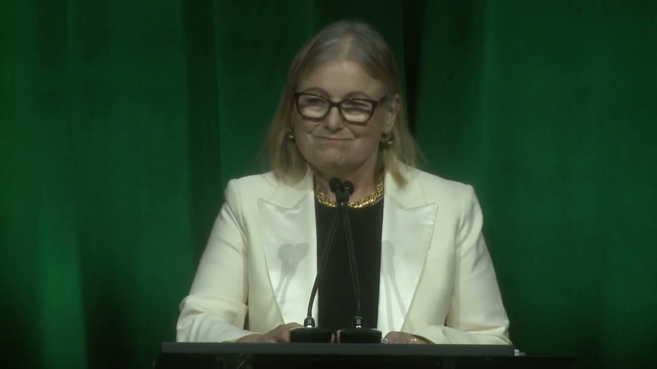Amanda Bennett accepts 2025 Freedom of the Press Career Achievement Award