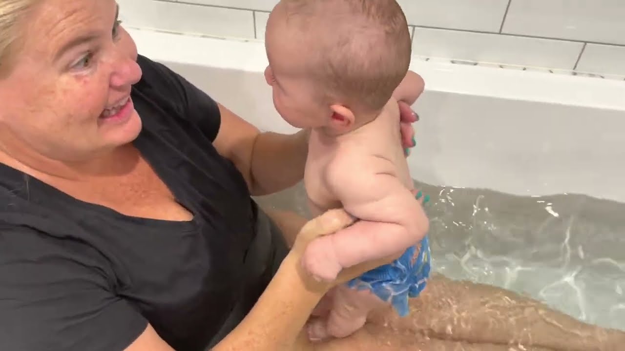 Лулу учится плавать. Время купания. 12 недель.