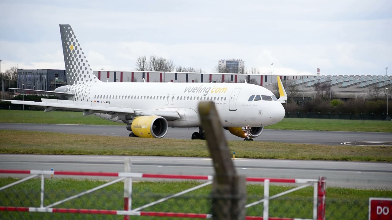 VY8578 - Vueling Airbus A320 (EC-MAN) from Paris (ORY)