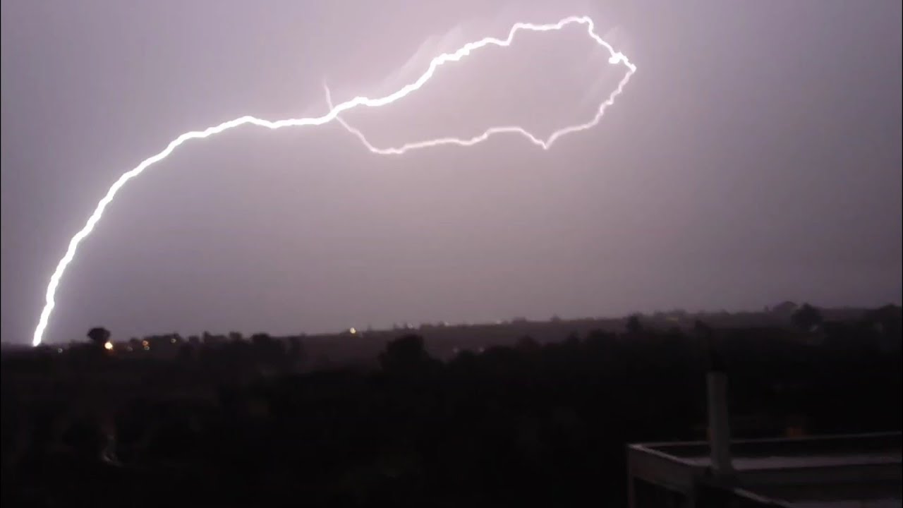 Beautiful lightning strike south Italy - Fulmine spettacolare Castellana Grotte (BA) 06/01/2024🌩️⚡