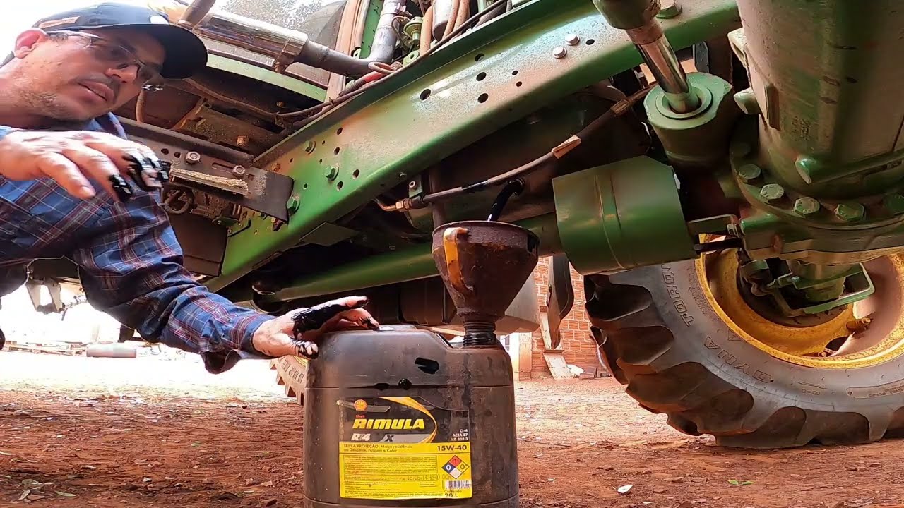 JOHN DEERE 6100J  Fazendo a troca de Óleo e falando como faço nas Ceifas também!