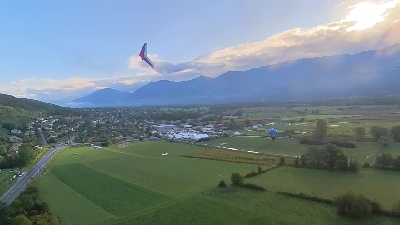 Coupe Icare 2023 : deltaplanes au lever du soleil au-dessus des nuages