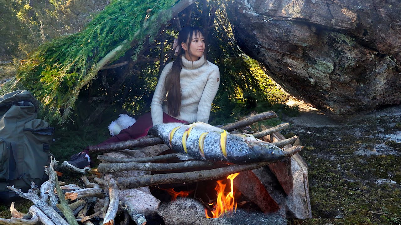 Girl Primitive Camping 🔥 Amazing Salmon & Stone Kitchen 🌲