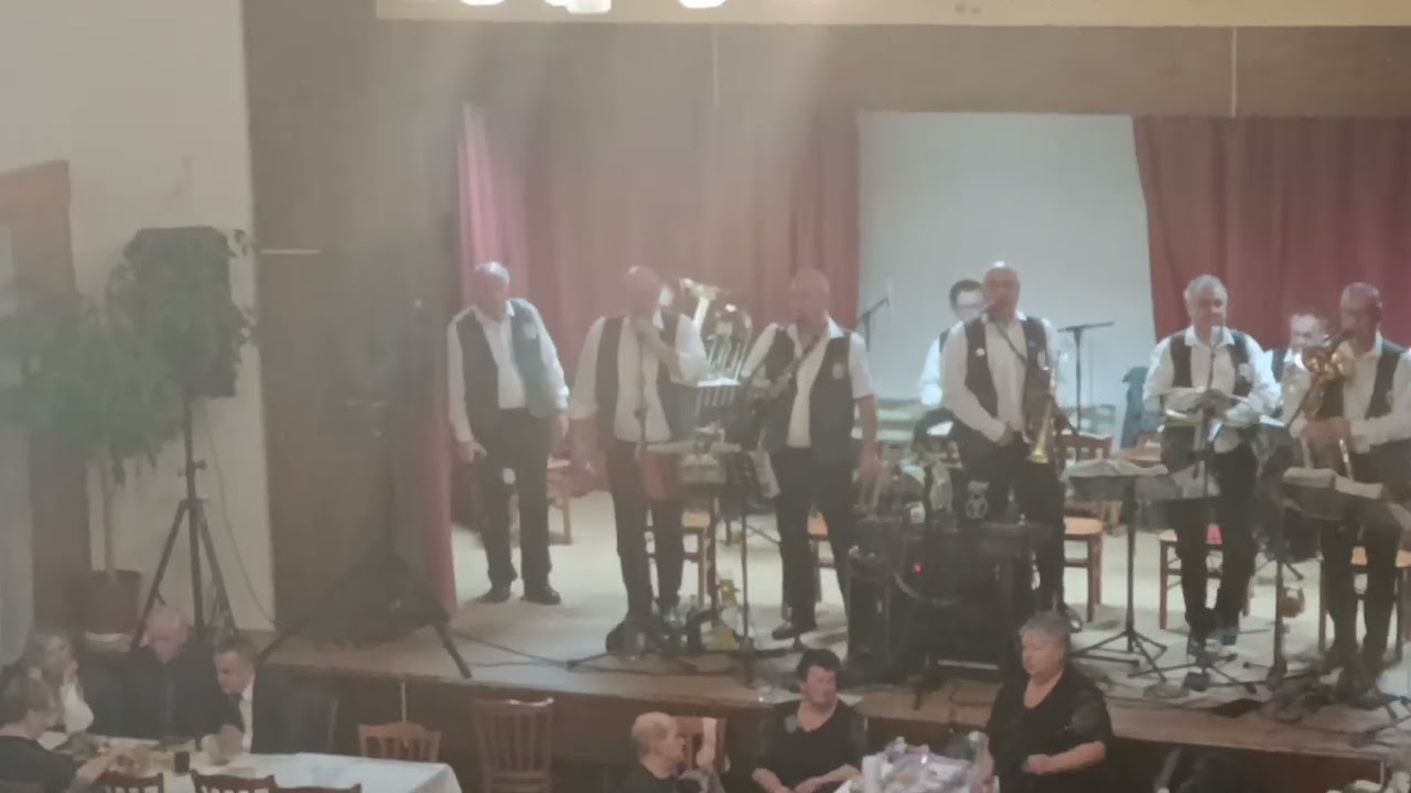 Veselí Fanoušci zpívají s Babouky na plese v Dubném Široký jsou jihočeský pole. 8.2 2026