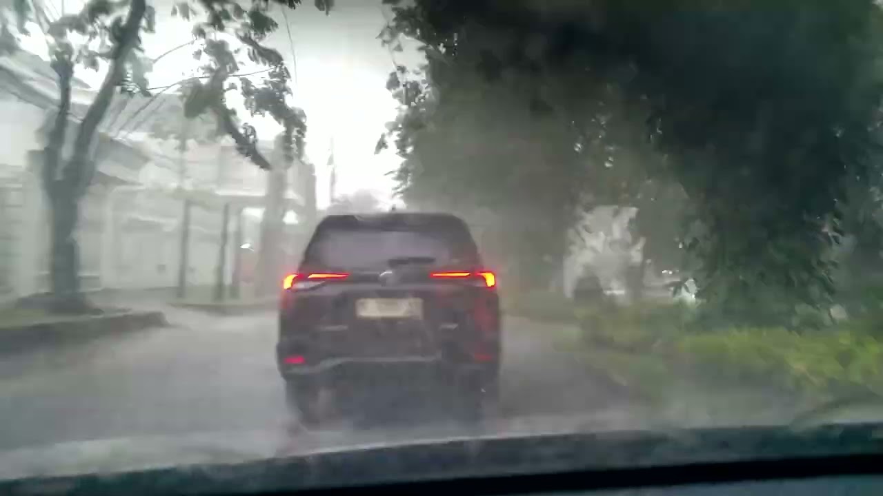 Video jalan Darmauhusada Surabaya banjir karena hujan lebat
