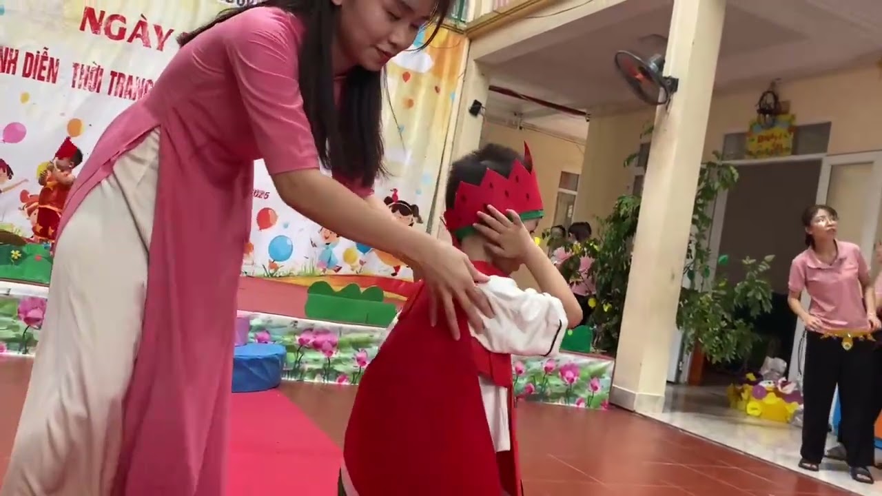 Trình diễn thời trang tái chế - các bé Edukids UB