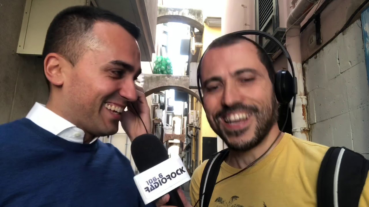 Luigi Di Maio canta Yesterday dei Beatles