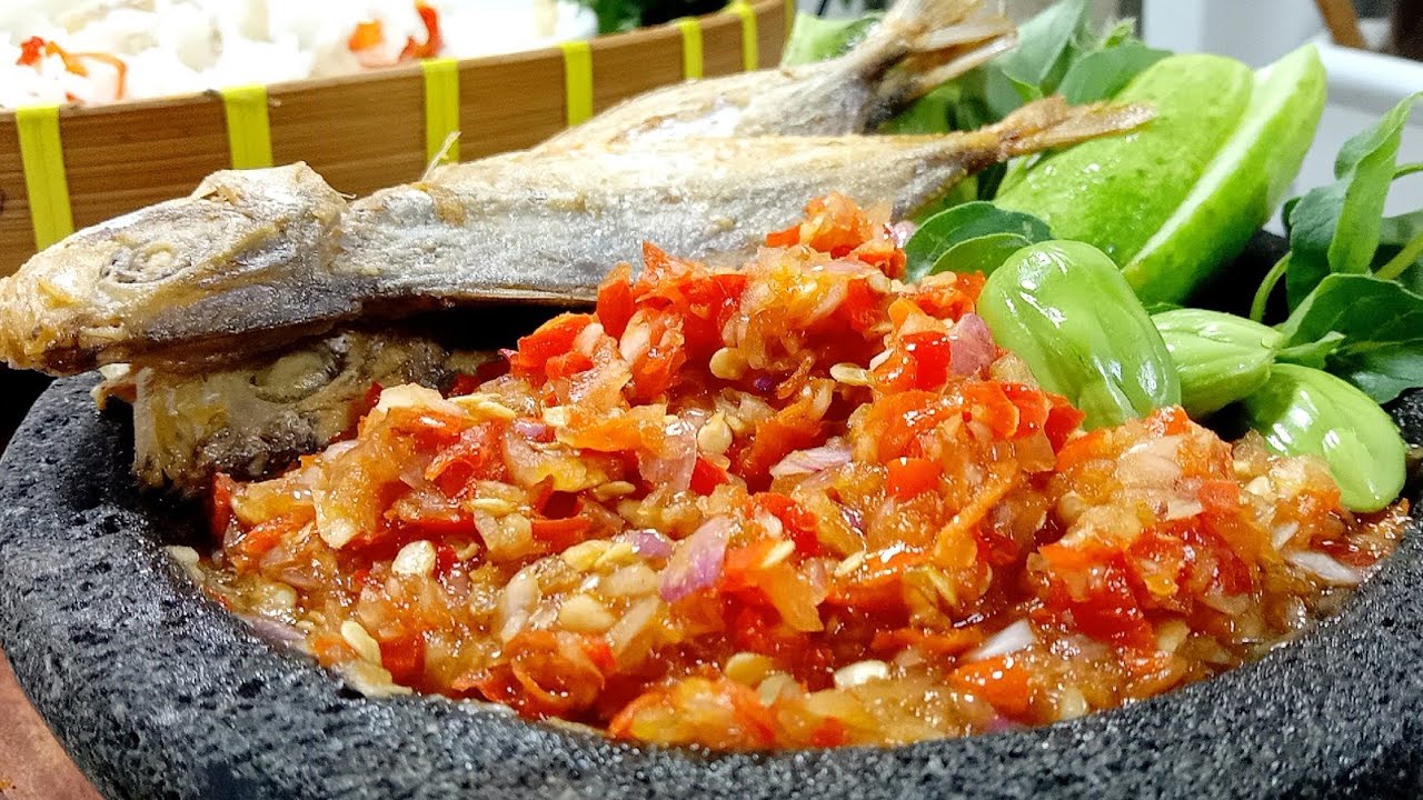 nyiduk nasi ....sambel ikan asin begini...satu piring tidak cukup...