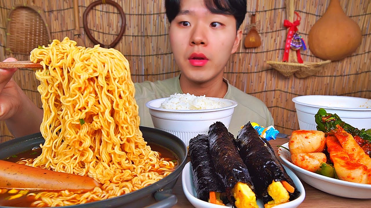 육개장 라밥 꼬마김밥 핫바 총각김치 고추김치. 배고플때 이조합이면 끝입니다. RAMEN RICE GIMBAP KIMCHI KOREAN FOOD ASMR MUKBANG.