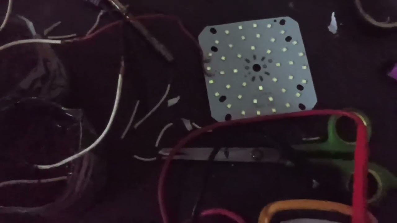 La creación de energía con tierra tornillo cobre y agua hace encender bombilla led 3.7v experimento