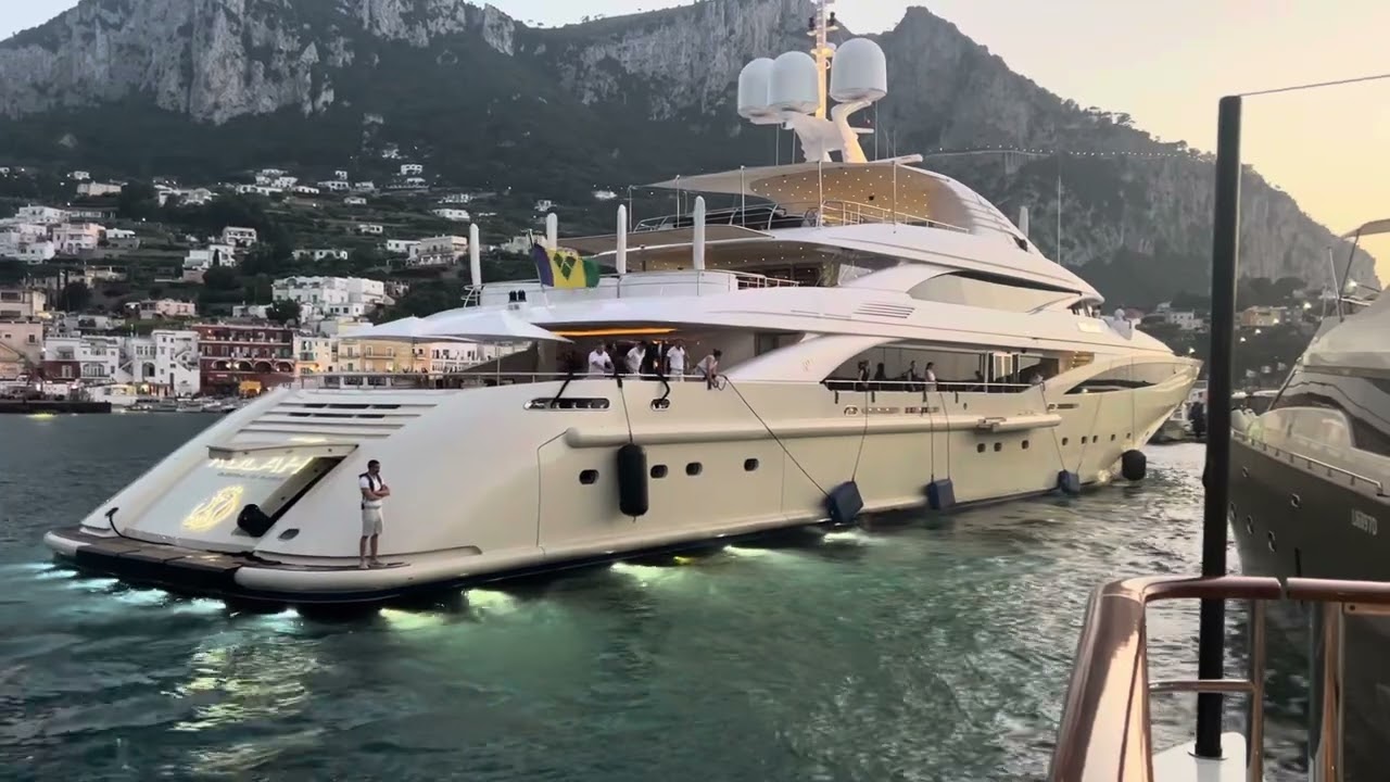 Motor Yacht Kolaha docking alongside in Capri