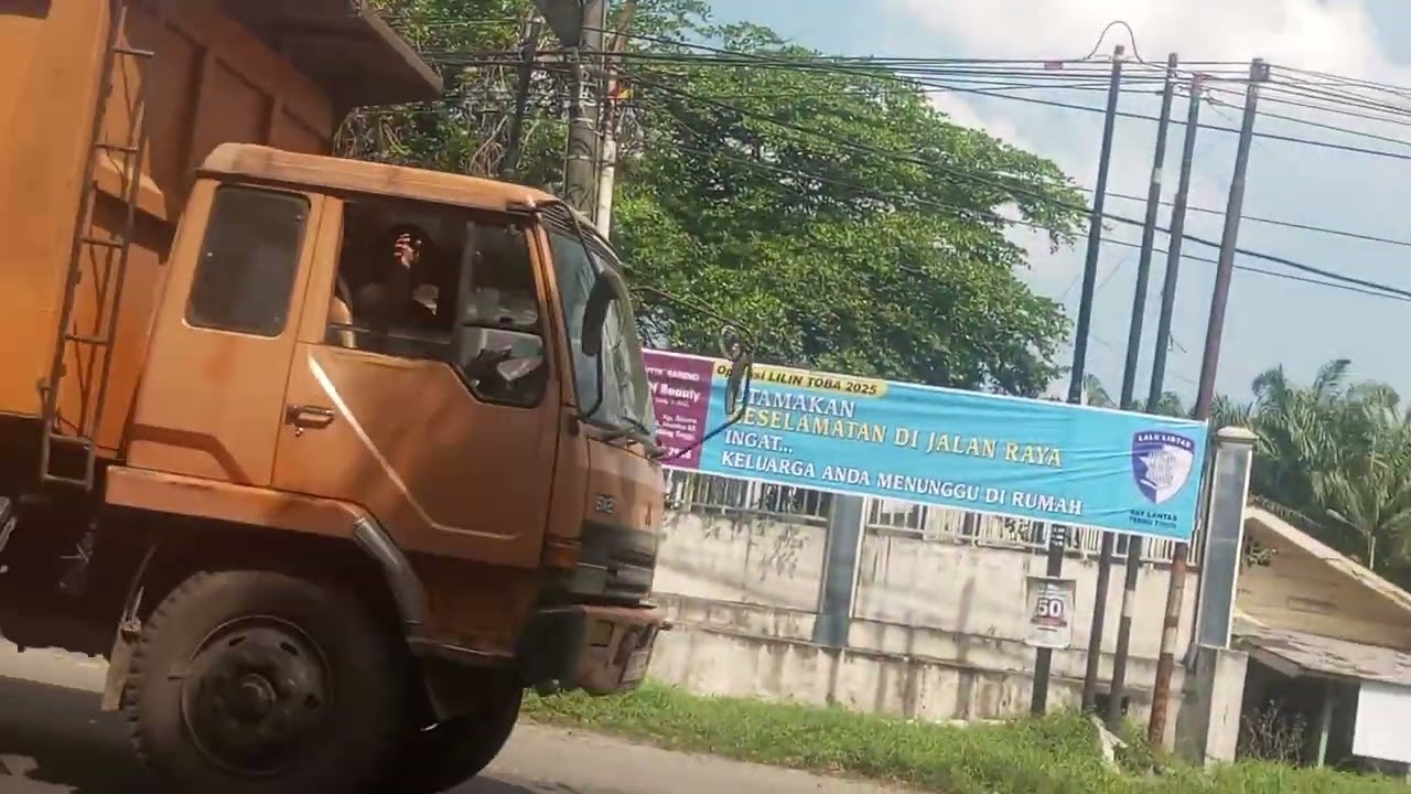 Ini kami lagi lihat bus lintas di kota tebing tinggi depan rumah sakit chev√ni