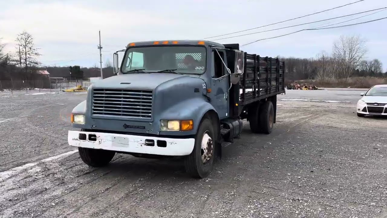 Лот № 1112 • International 4700 1995 года выпуска с двигателем DT466 и 20-футовым бортовым кузовом