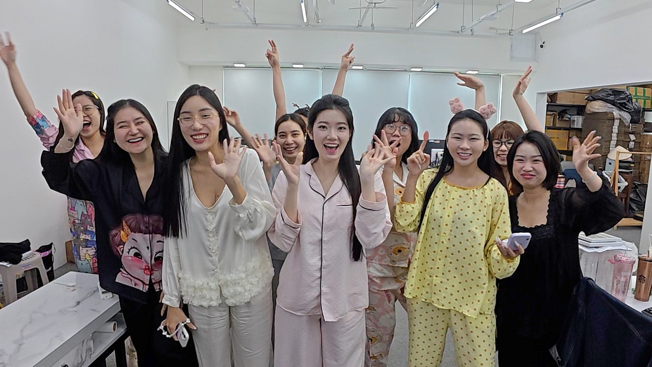대표님 없는 사무실에서 파자마 파티를 열었습니다