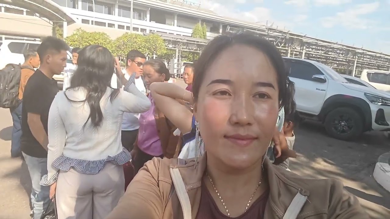   Tuaj xa Tus muam nkawv mus mekas nrog neb zoo siab os