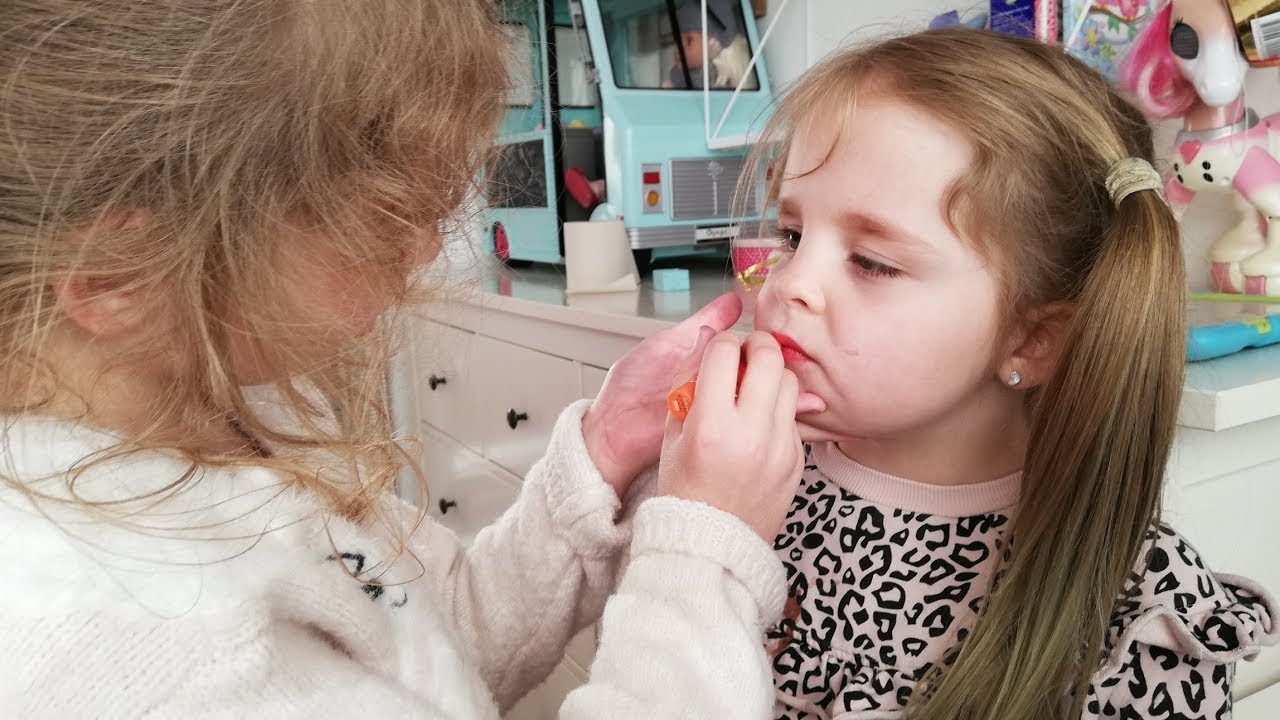 Sofia puts make up on our grand Child Hollie💄Toast and pancakes🥪🥞