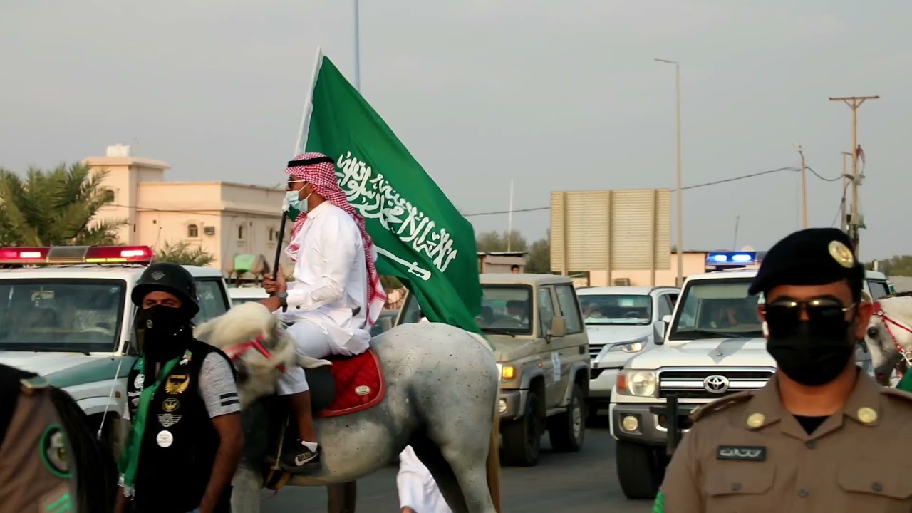 الخيول العربية تجوب شوارع مركز السهي احتفالاً باليوم الوطني الـ 91