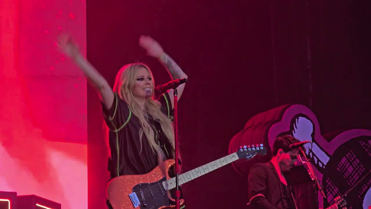 Avril Lavigne - He Wasn't - Live at Cardiff Castle 2nd July