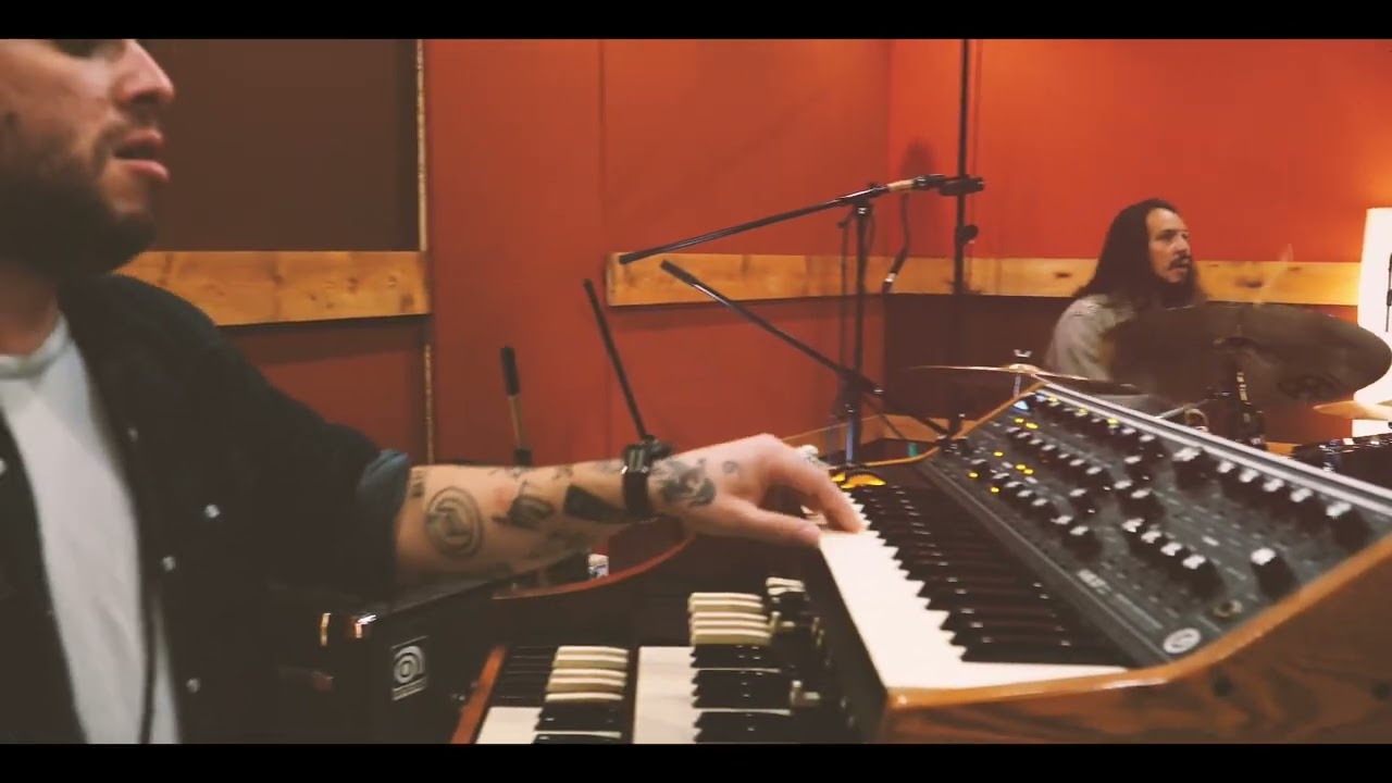 THE HONNET BROTHERS Ft ROBBEN FORD - IV Chord Junky - (Official Video)