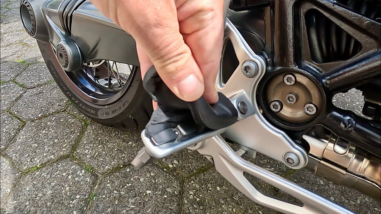 BMW RnineT Fussrastengummis ersetzen