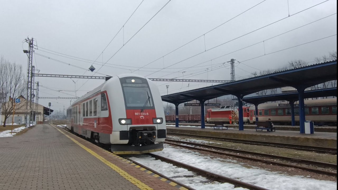 Vlak Dunihlav prichádza do stanice Banská Bystrica.
