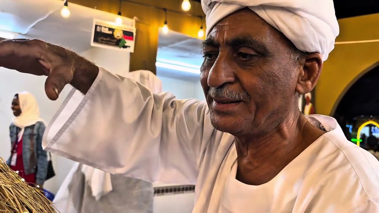 عم سوداني يصنع الإبداع من مخلفات جوز الهند في سلطنة عمان