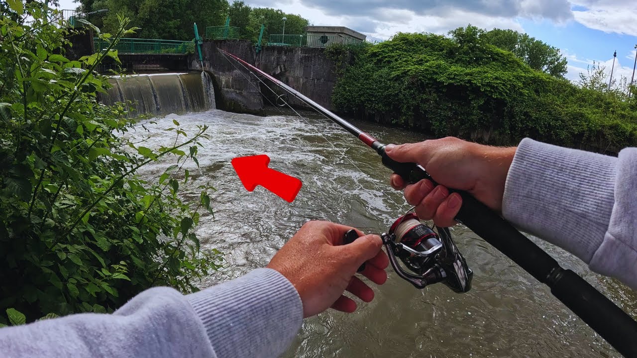 Du poissons dans cette CHUTE D'EAU ?? Pêche du SANDRE et de la PERCHE en bordure de CANAL !
