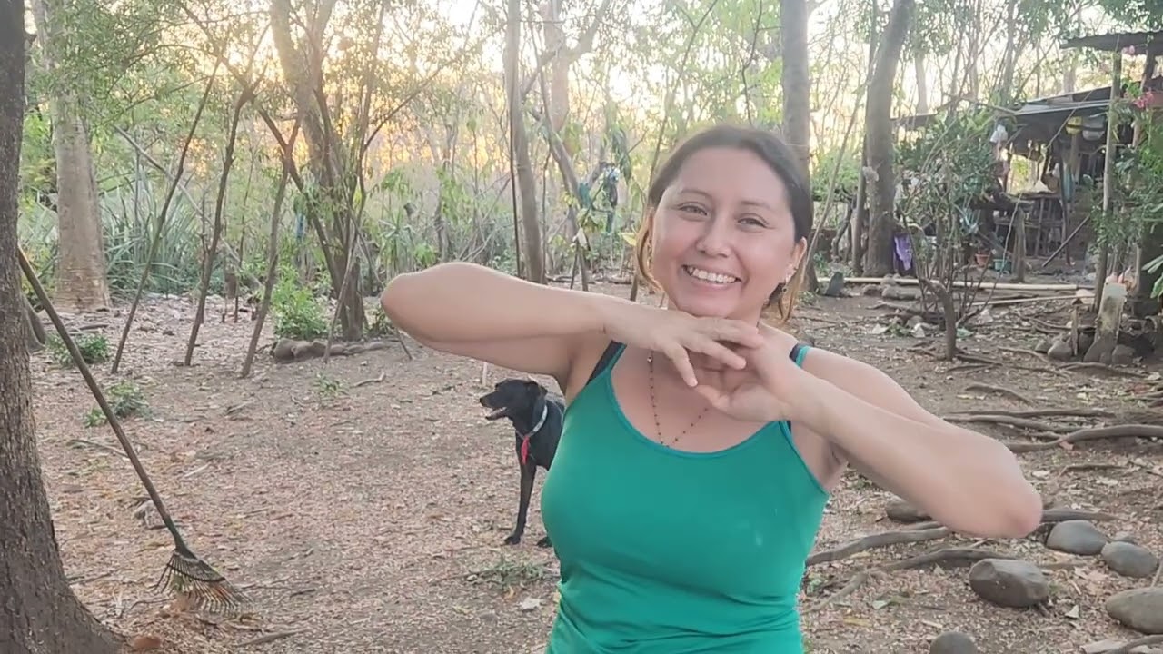 Recogiendo tamarindos en casa de nury 