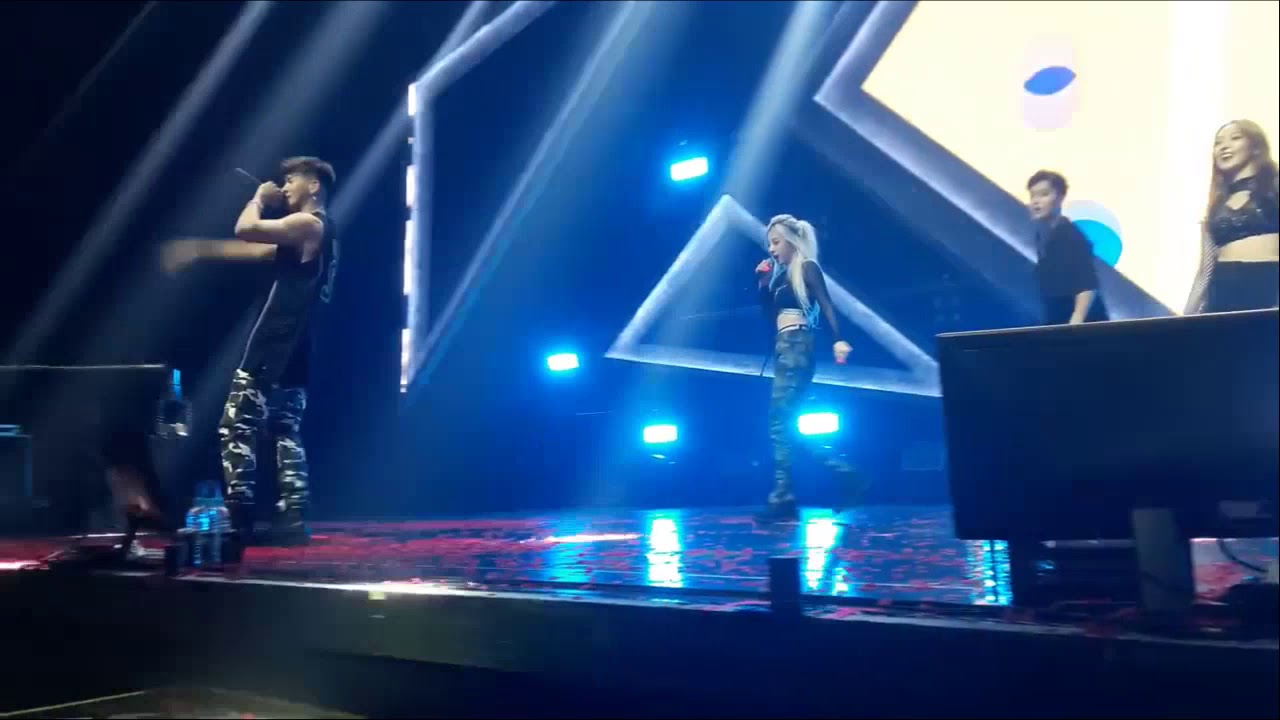 KARD Dimelo dance mirror