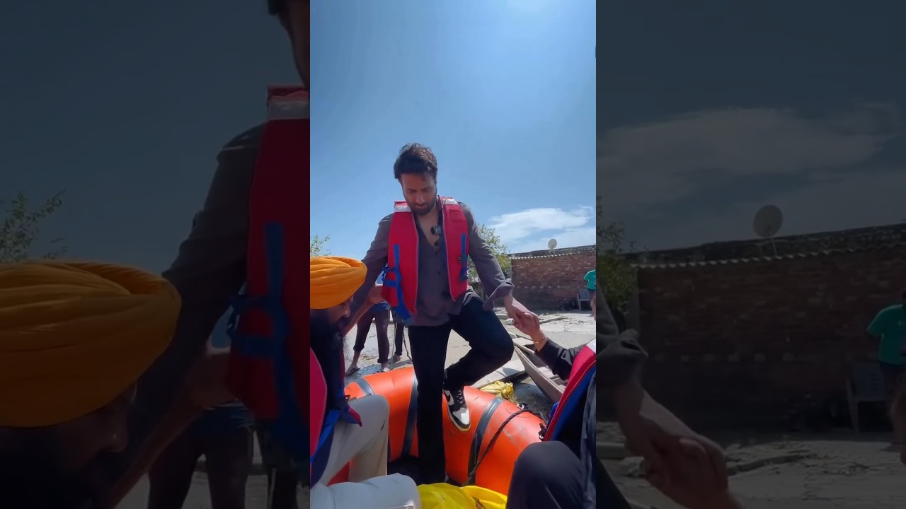 Sonu Sood helps the people of Punjab by distributing foods and water 