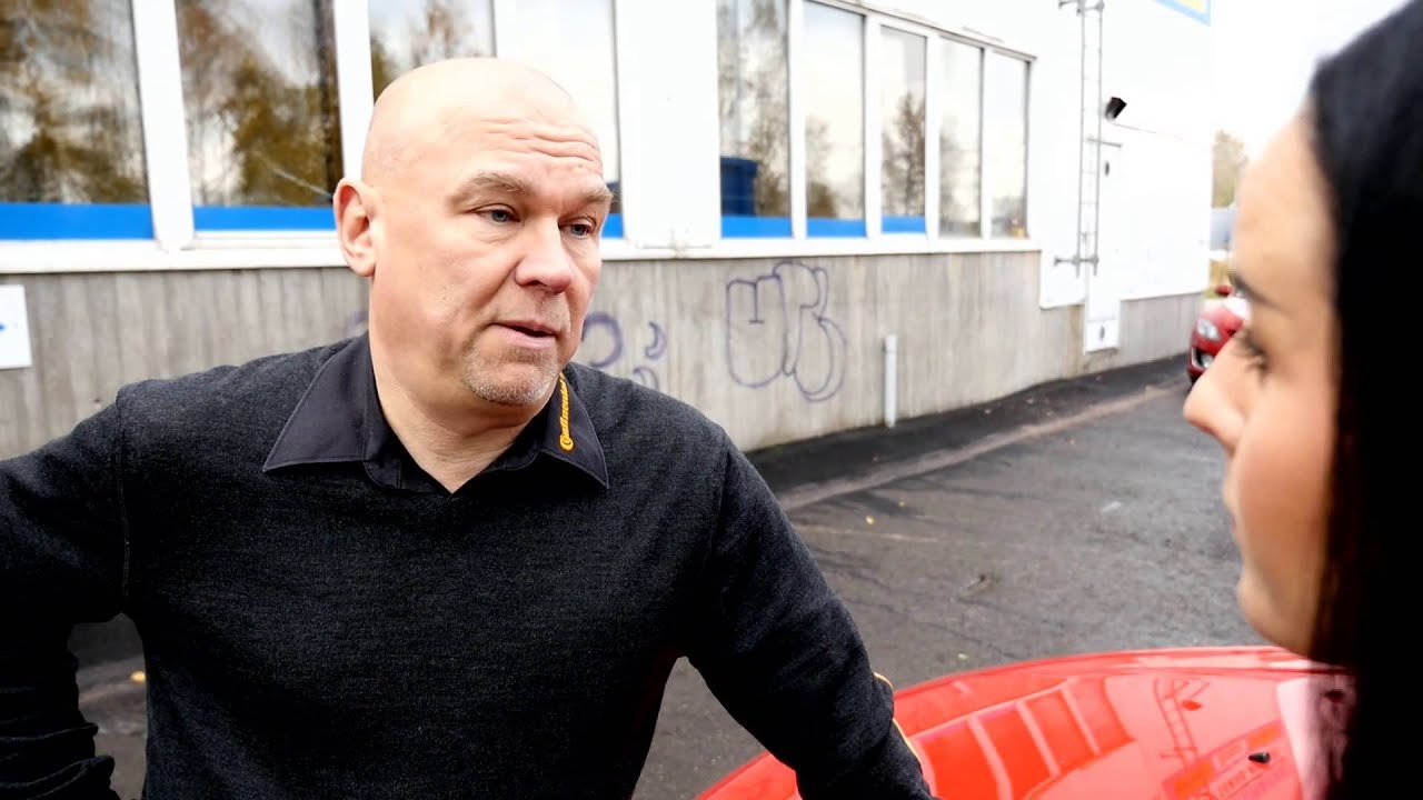 Kaaran Mia Pelttari selvittää miten rengaspaikkaussarjaa käytetään