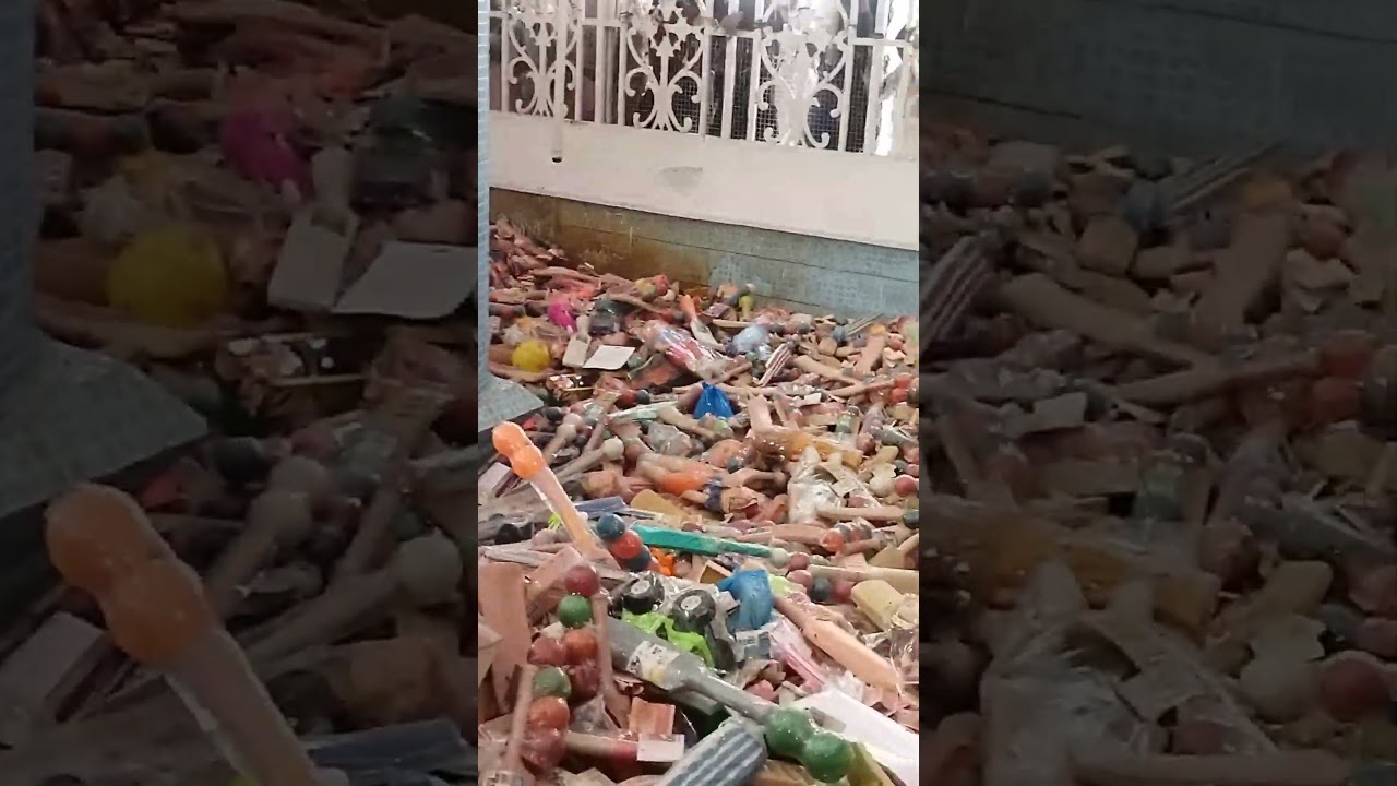 Sultan Bahu Darbar filling with money 💰 and Toys 