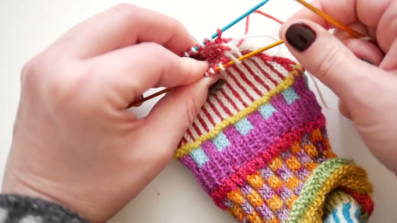 How to Kitchener Stitch with two - colours aka two - colour grafting.