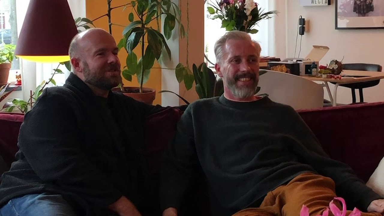 [2.2]Op bezoek bij Zjon & Kevin: als een labrador lig ik voor de deur te wachten tot hij thuis komt.