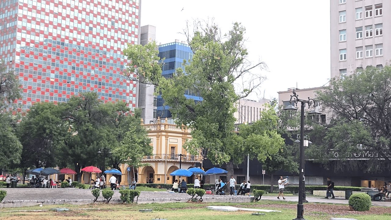 &iexcl;As&iacute; se vive un d&iacute;a en la Macroplaza de Monterrey bajo la LLUVIA!