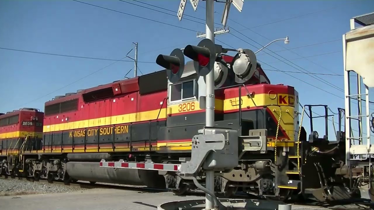 KCS L60 switches cars and passes through Reserve, LA
