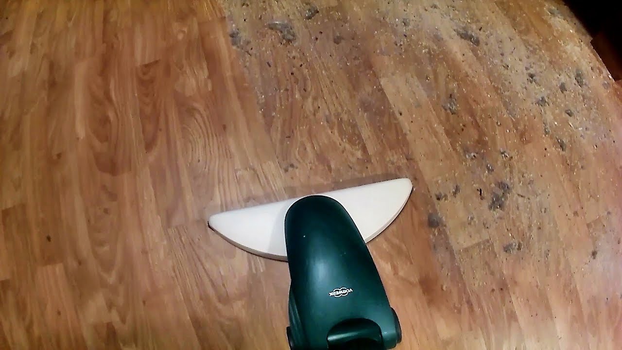 Vorwerk Kobold VK135: Hard Floor Mess Test