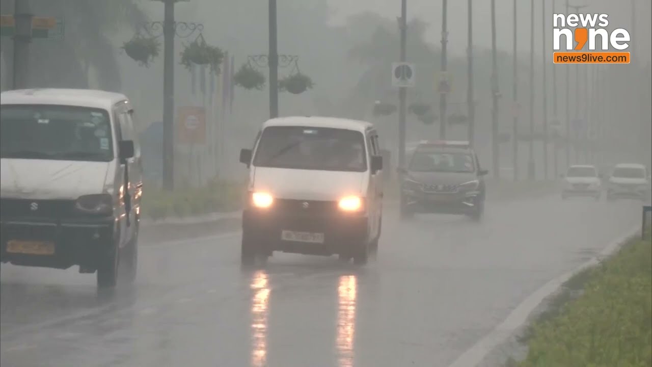 Heavy Rain Hits Delhi | Visuals from Shanti Path Area Show Waterlogged Streets | News9