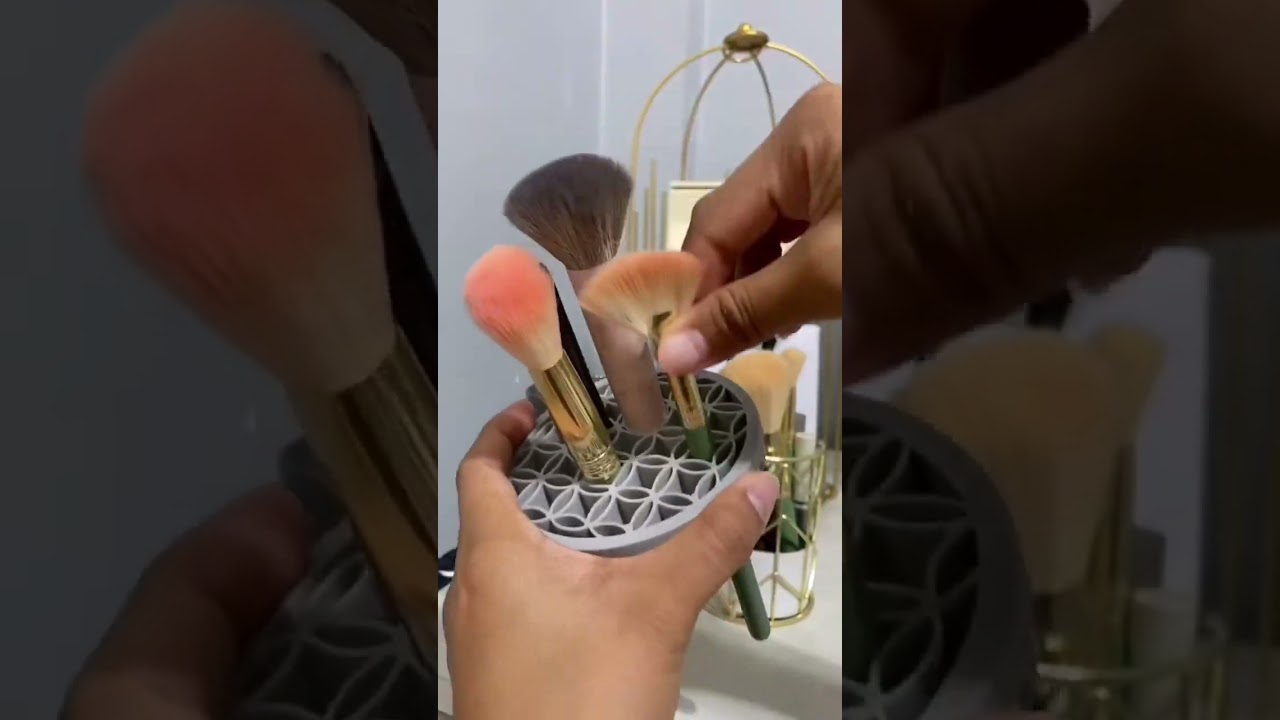 Le nettoyeur de pinceaux maquillage