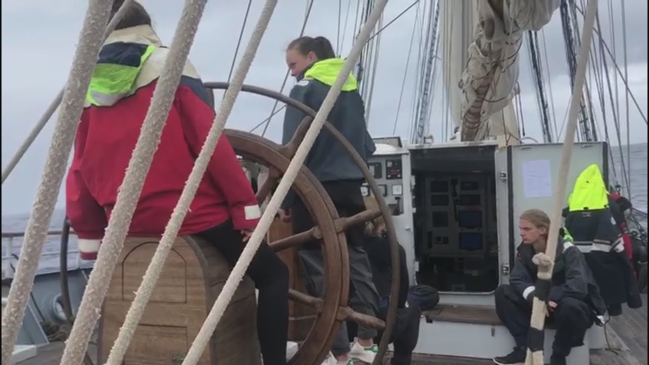 Vlucht geschrapt: jongeren zeilen oceaan over naar huis - RTL Nieuws