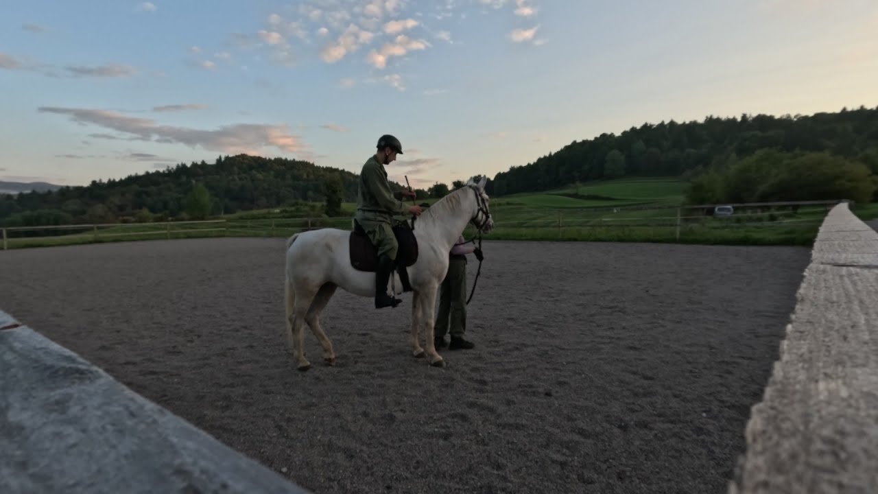 🐴 Frajlica Capra – prvič zajahana in na čisto prvih korakih pod jezdcem v maneži❤️