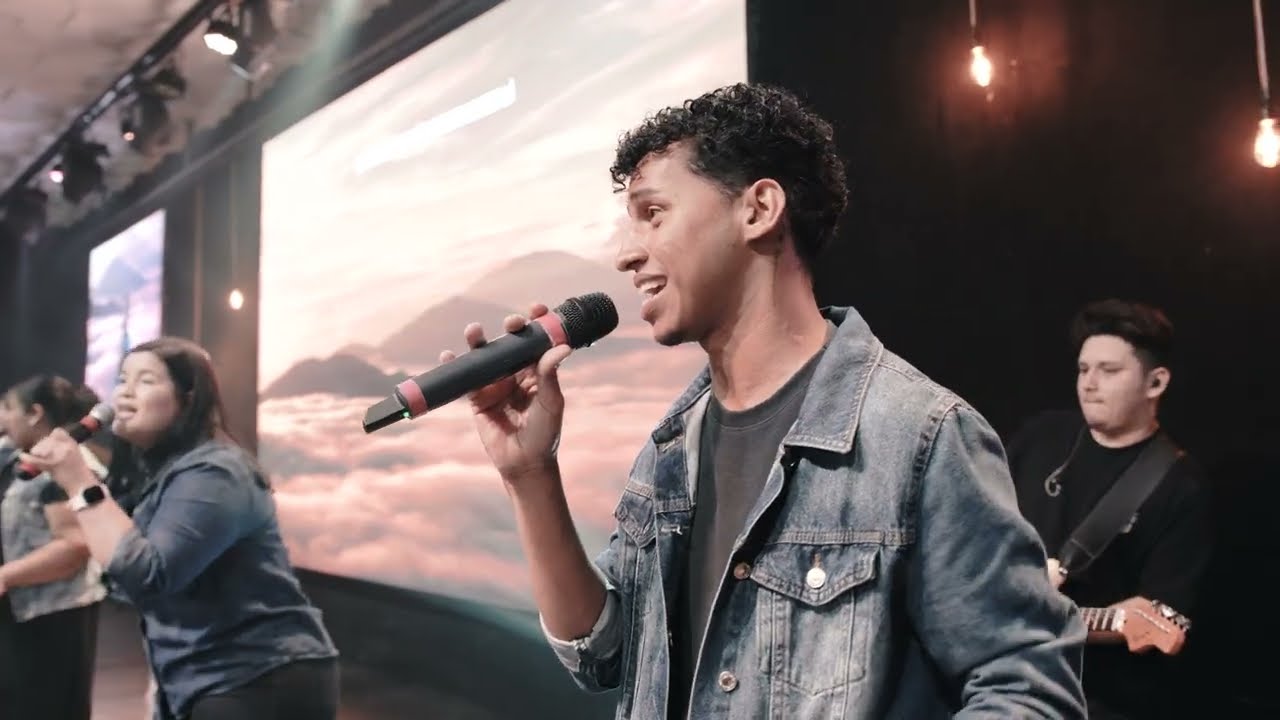 ELE ESTÁ AQUI | IN THE ROOM | COVER