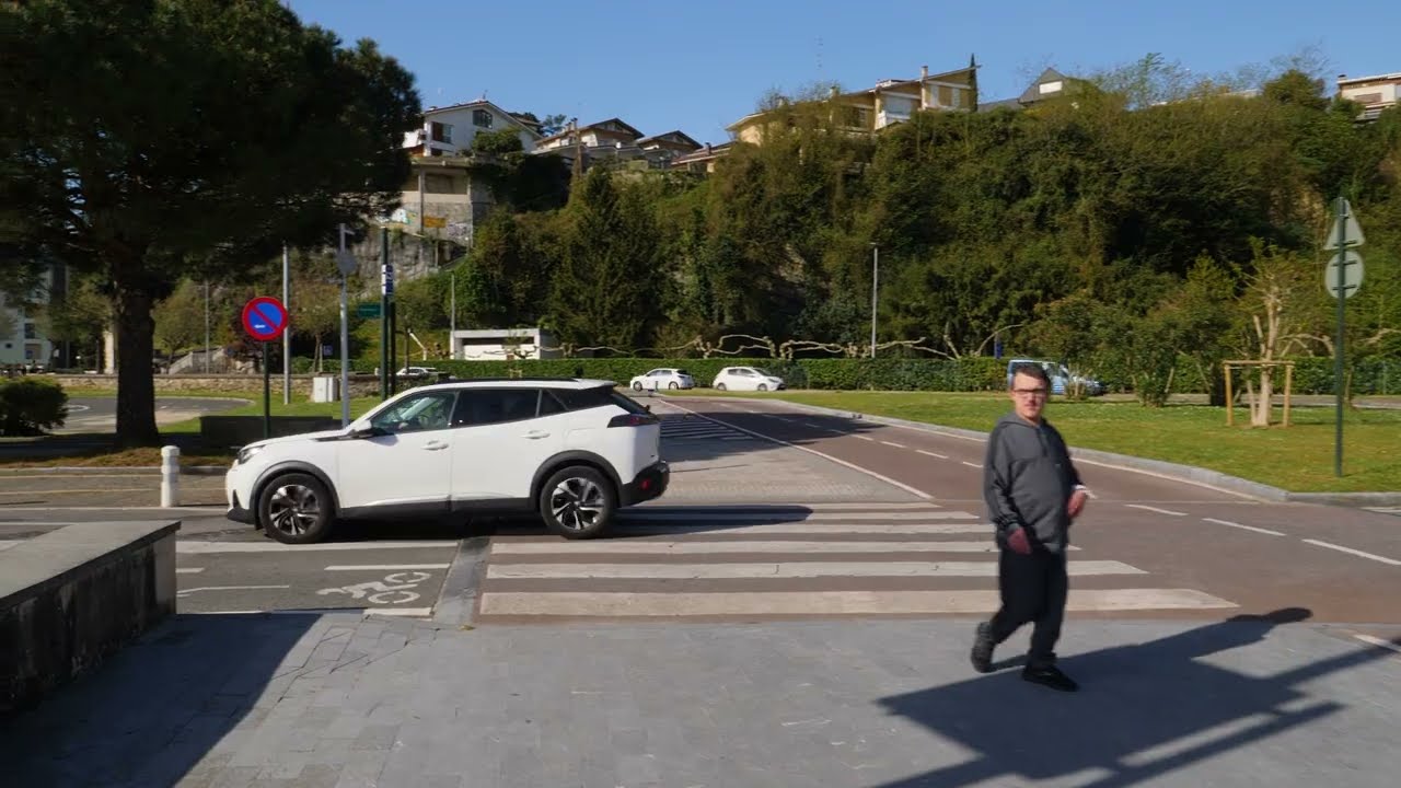 Солнечный день на побережье Басков 4KVIDEO Прогулка от пристани до залива Чингуди в ХОНДАРРИБИ