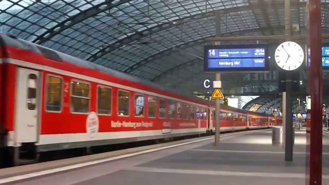 Berlin Hauptbahnhof: Ausfahrt des IRE 18596 nach Hamburg Hbf
