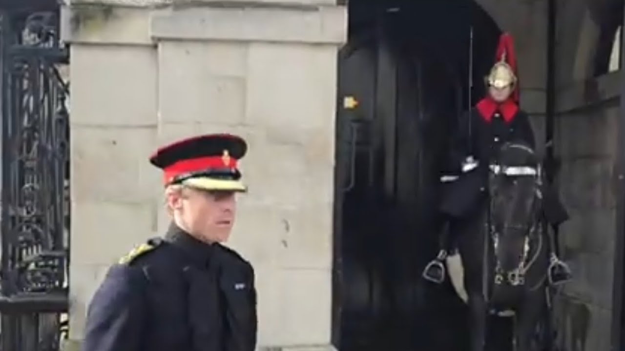 King's guard salutes the captain of the #kingsguard