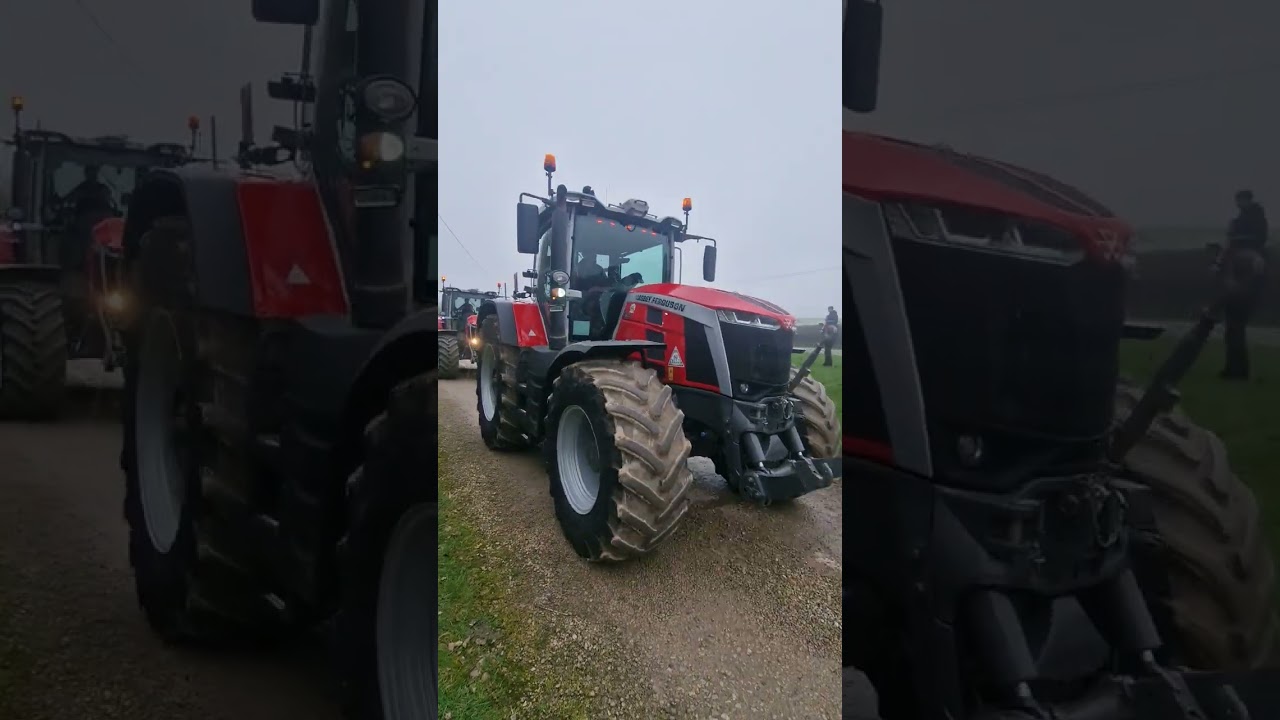 Классические тракторы покидают выставочный комплекс в Харрогейте.