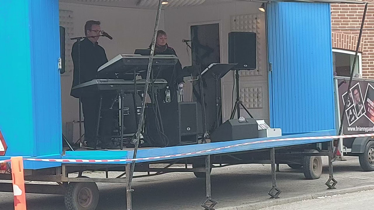 Brian Nygaard og Ulrikke Jørgensen synger hands up i sakskøbing den 22 maj 2021