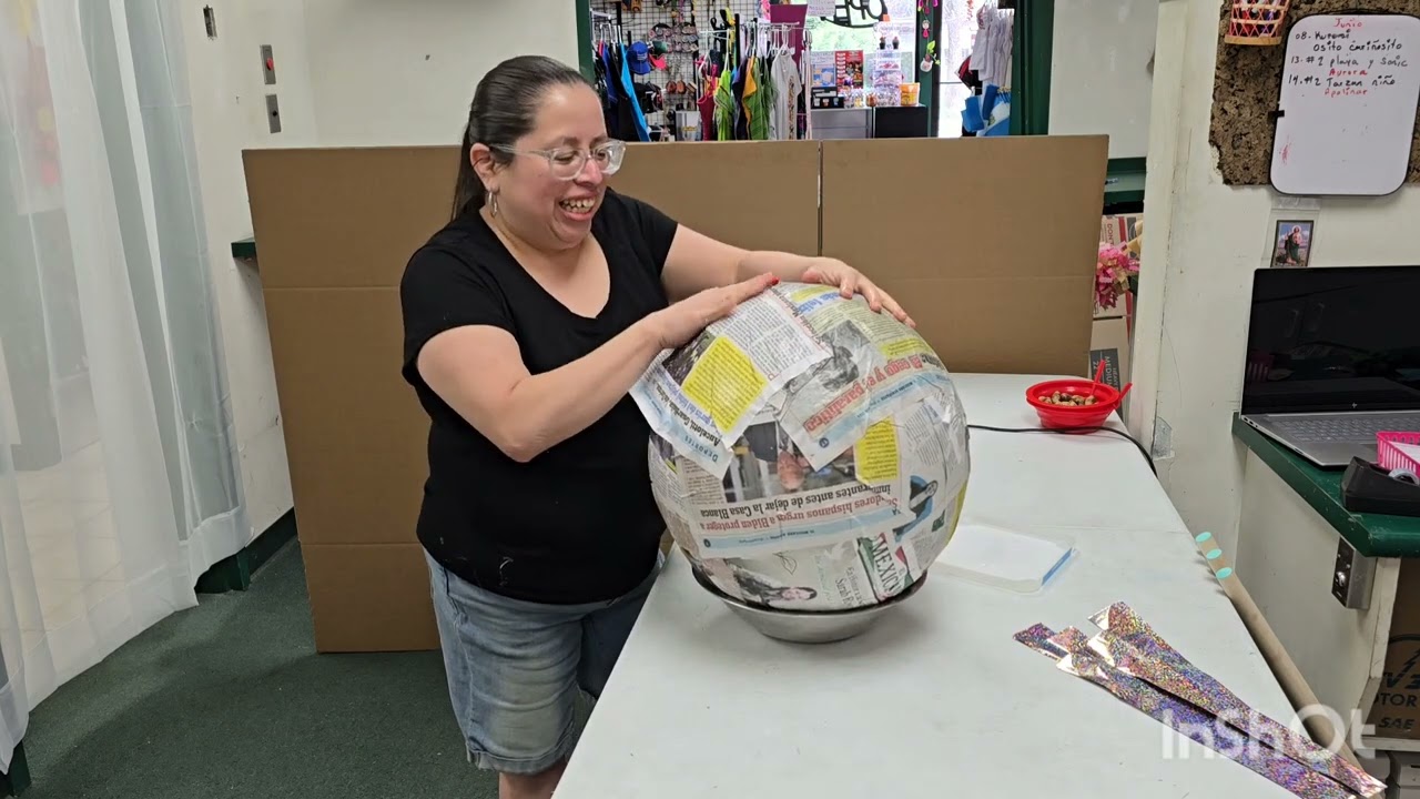 como hacer piñata de futbol con globo