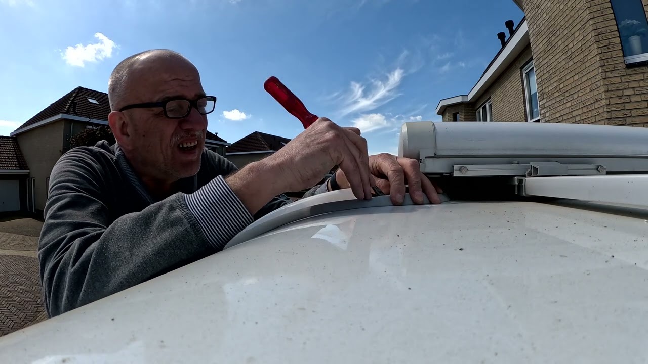 Dak rubbers Fendt caravan los en verkleurd. Vervangen door Vespa Scooter rubbers (4K)